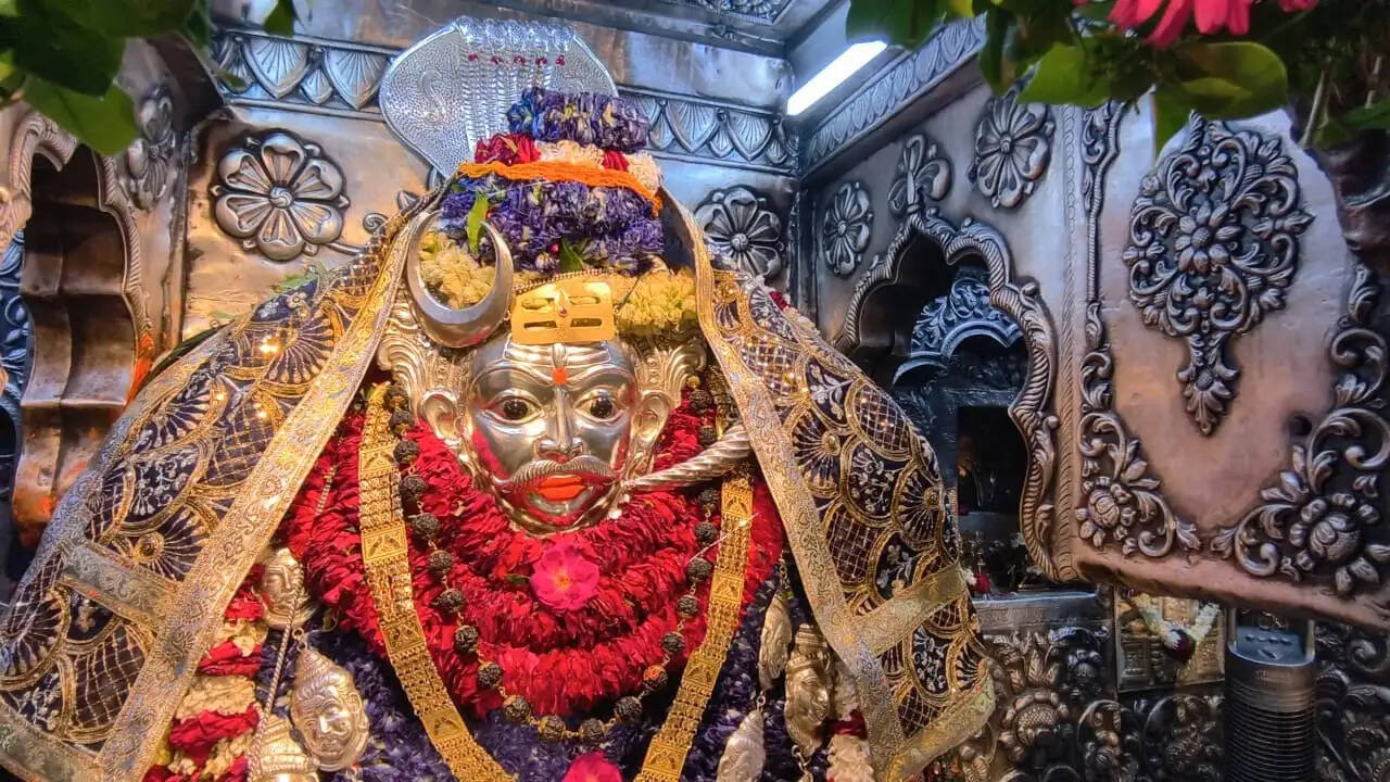 काशी के कोतवाल बाबा कालभैरव का भव्य हिम हरियाली शृंगार,मंदिर में उमड़े भक्त