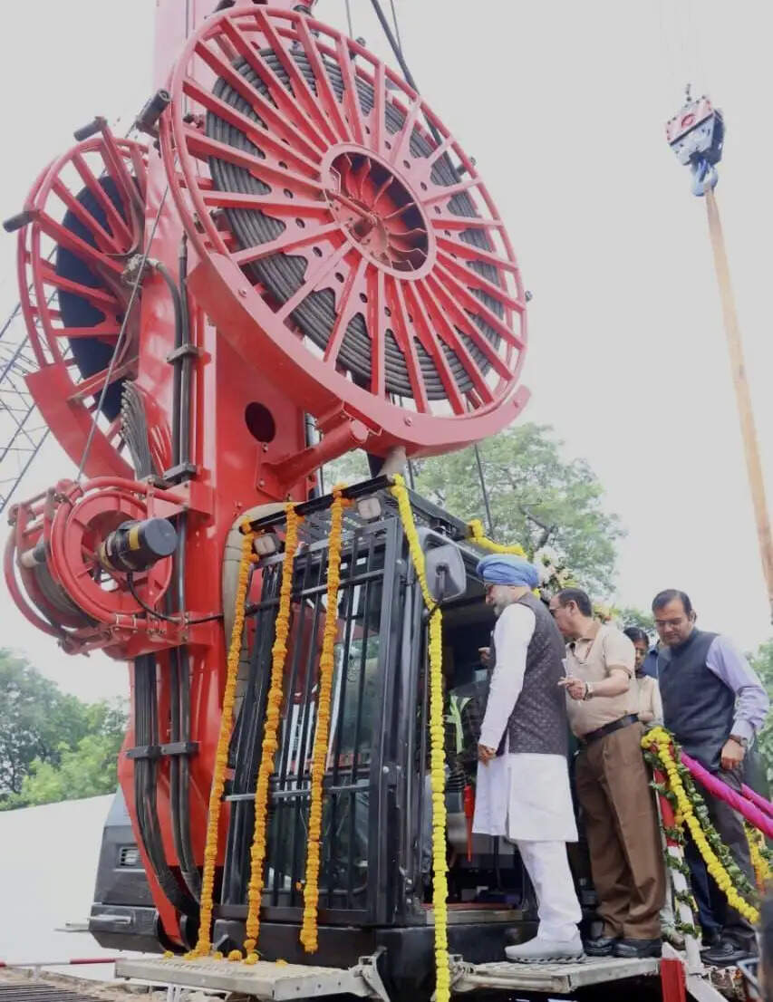 उपराज्यपाल ने शिवाजी स्टेडियम मेट्रो स्टेशन में डी वॉल के निर्माण कार्य का किया शुभांरभ