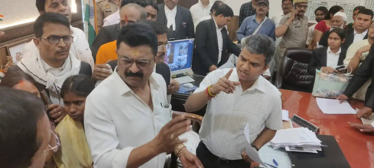 हिन्दू परिवारों के साथ हो रहे उत्पीड़न मामले में डीएम से मिले विहिप के पदाधिकारी, कार्रवाई की मांग