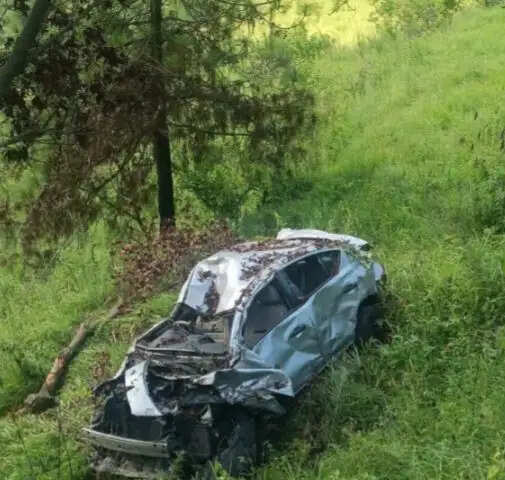 चम्पावत के कानाकोट में बड़ा हादसा, 100 मीटर गहरी खाई में गिरी कार