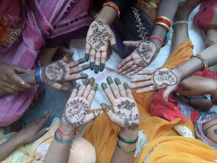 दतिया में स्वीप गतिविधियों अंतर्गत विद्यालयों में किए जा रहे मतदाता जागरूकता कार्यक्रम