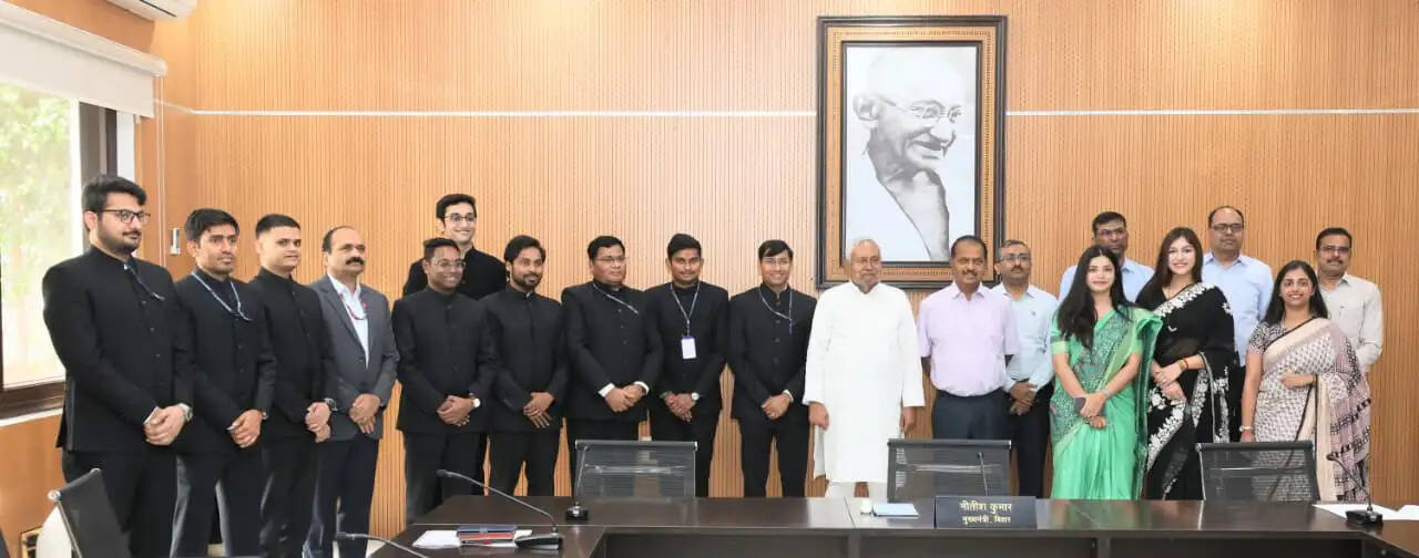 मुख्यमंत्री से 2024 बैच के बिहार कैडर के प्रशिक्षु आईएएस अधिकारियों ने मुलाकात की