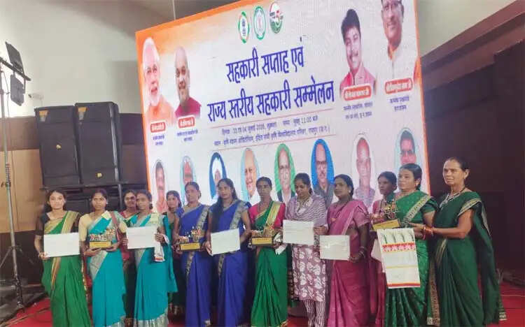 मुख्यमंत्री साय ने जशपुर के वन धन विकास केंद्र पंचक्की की महिला स्व-सहायता समूह को किया सम्मानित