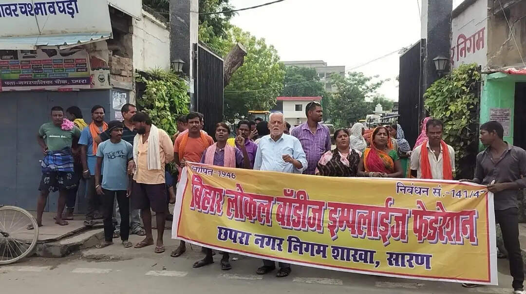 छपरा में सफाई कर्मियों की अनिश्चितकालीन हड़ताल सातवें दिन भी रही जारी