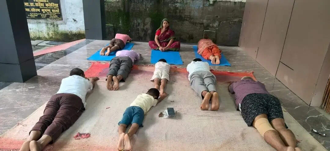 स्वस्थ रहने के लिए नियमित योगाभ्यास, संतुलित आहार और अनुशासित दिनचर्या जरूरी