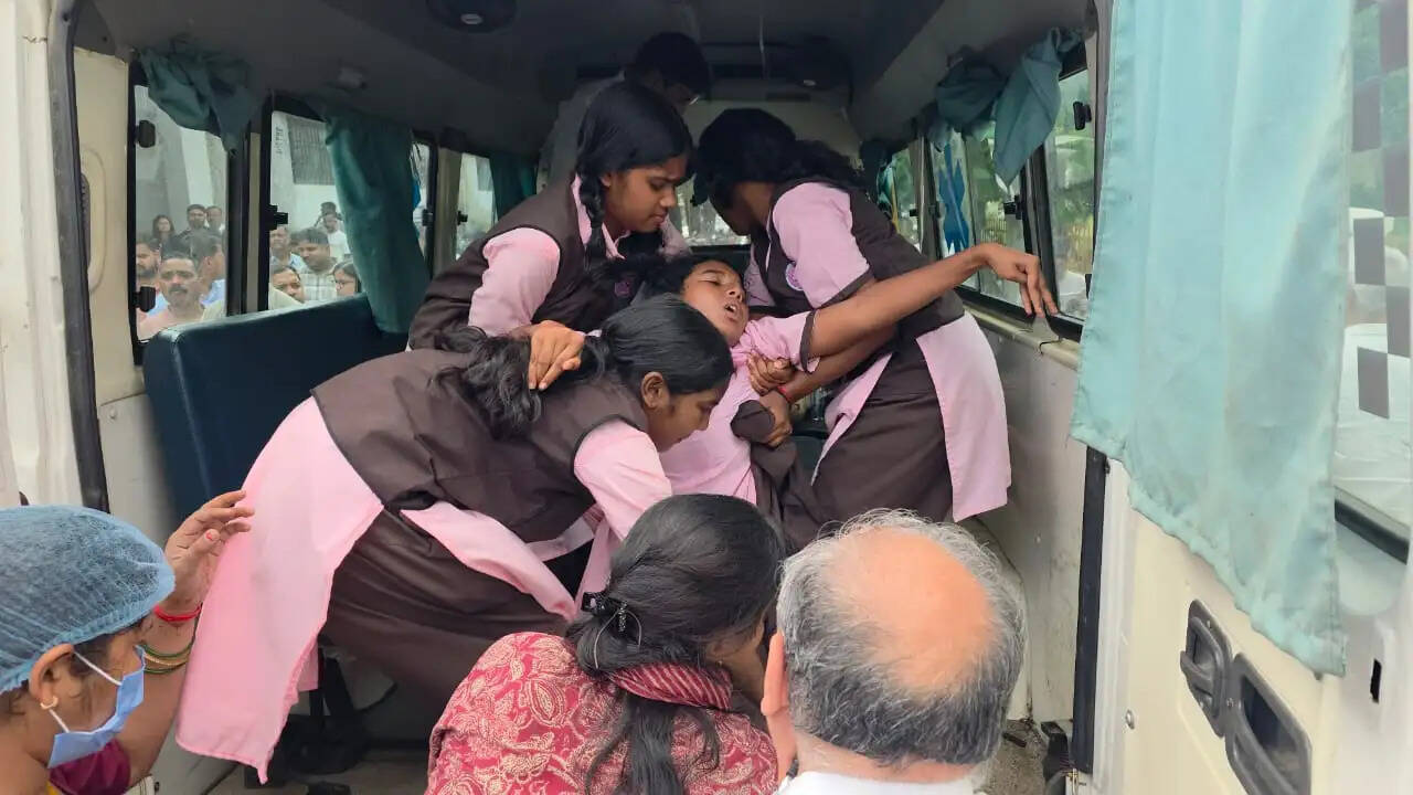अम्बिकापुर : एकलव्य विद्यालय में अव्यवस्था से नाराज छात्राएं निकलीं पैदल, प्रशासन ने पहुंचाया कलेक्टोरेट