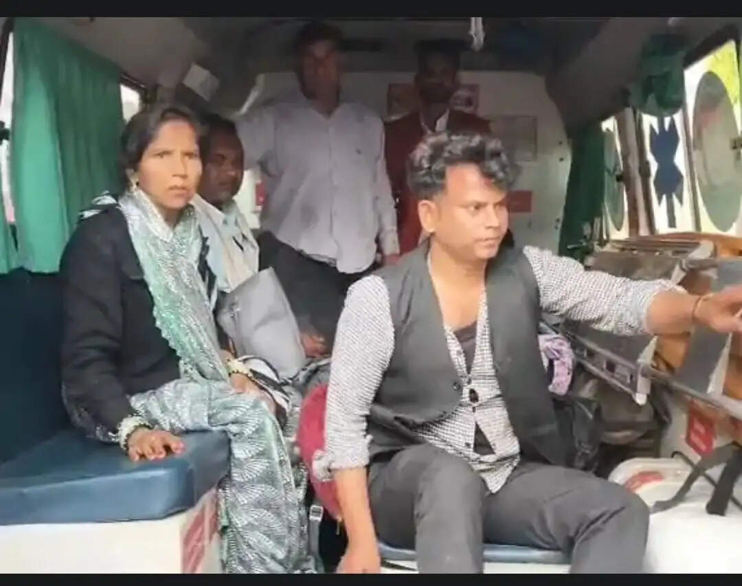 आगरा-लखनऊ एक्सप्रेसवे पर बड़ा हादसा : बांगरमऊ में स्लीपर बस डिवाइडर से टकरा कर पलटी, 35 यात्री घायल—एक महिला की मौत