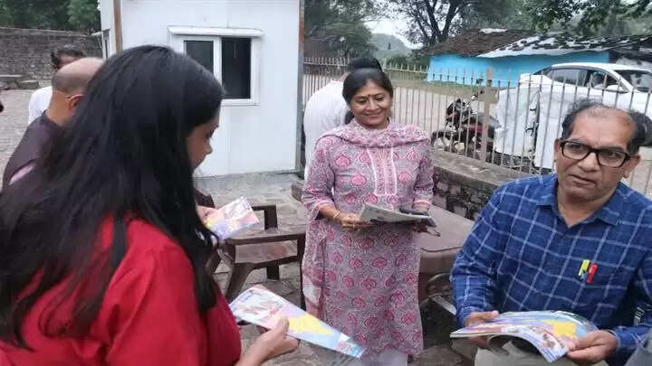 दूरदर्शन की डीजी प्रिया कुमार सहित अन्य सदस्यों ने किया मप्र की पुरातत्व धरोहर उदयगिरि का भ्रमण