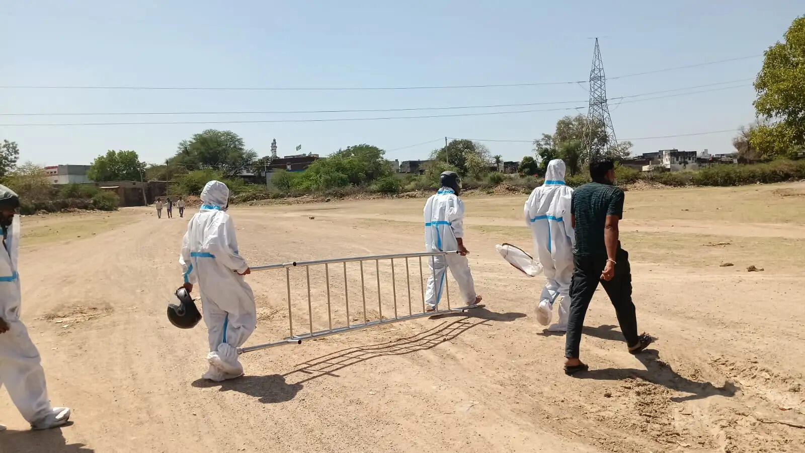 दस दिन में दूसरी बार अंतिम संस्कार में मधुमक्खियों का हमला