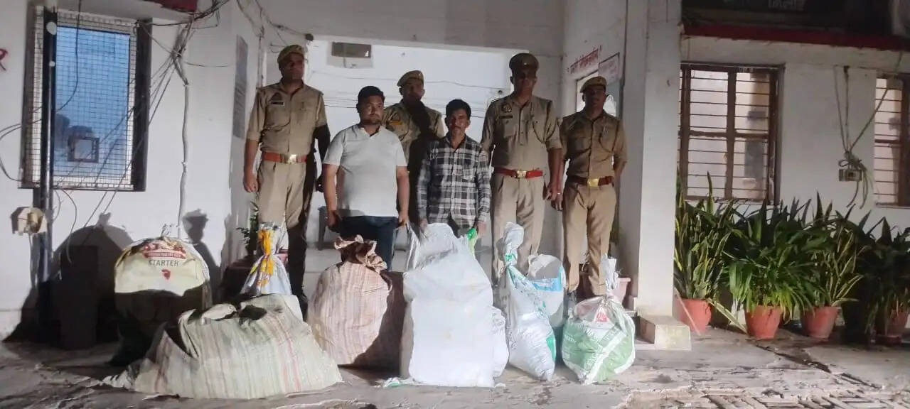 औरैया : दो कुंतल बने-अधबने पटाखे बरामद, दो आरोपित गिरफ्तार
