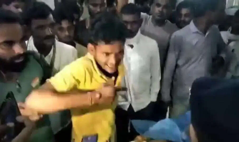 दमोहः हिनौता में जुआ फड़ पर पुलिस कार्रवाई के बाद व्यक्ति की मौत, परिजनों ने लगाया मारपीट का आरोप; आठ पुलिसकर्मी लाइन अटैच