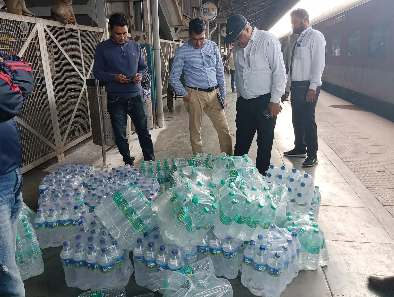 रेलवे जांच अभियान में ट्रेनों की पैंट्री कार से 600 अवैध पानी की बोतलें जब्त