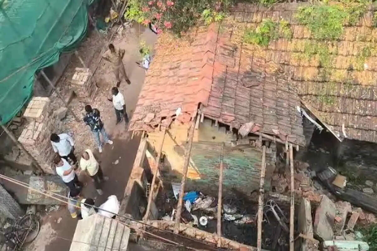 कोलकाता में विस्फोट से दहशत, बंद क्लब में धमाके से उड़ी टिन की छत