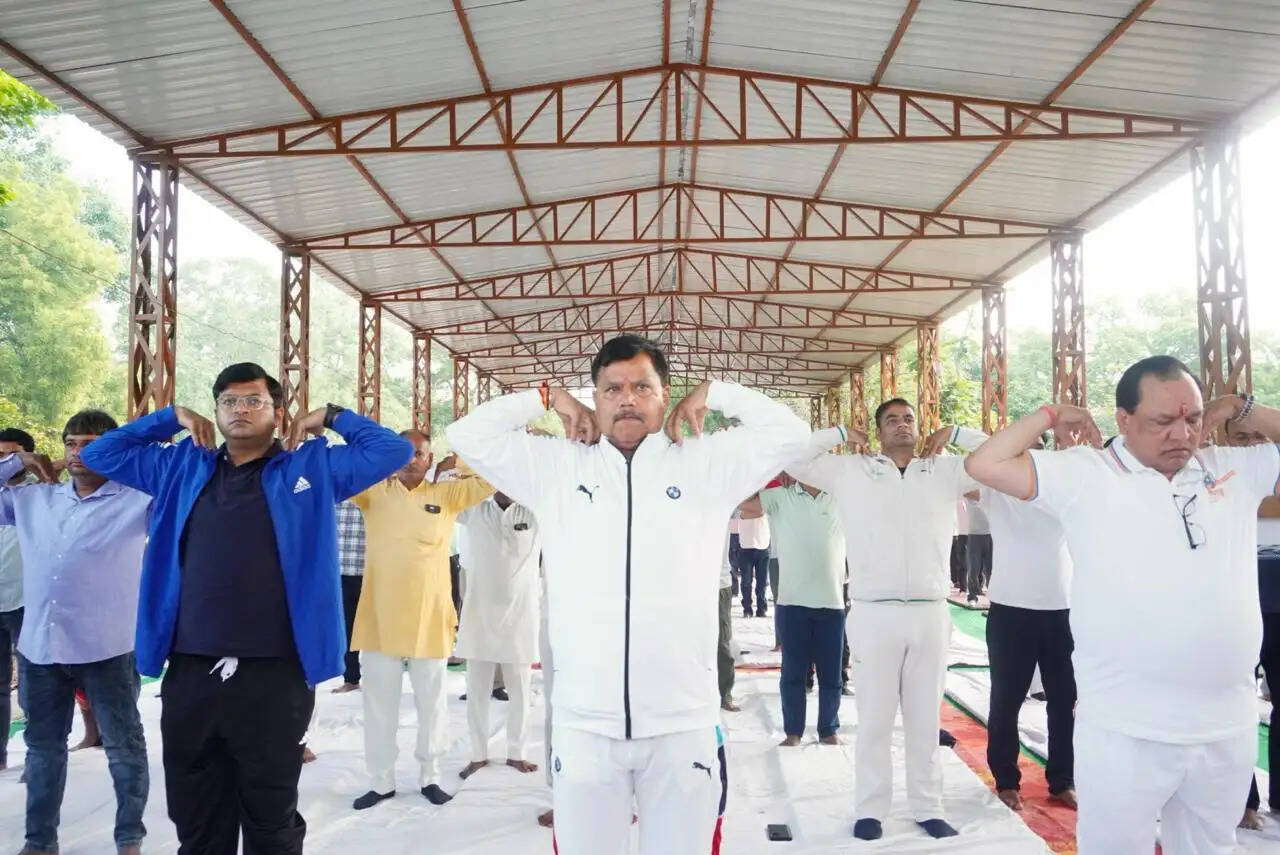 शिवपुरीः अंतरराष्ट्रीय योग दिवस पर धार महादेव मंदिर परिसर में हुआ सामूहिक योगाभ्यास