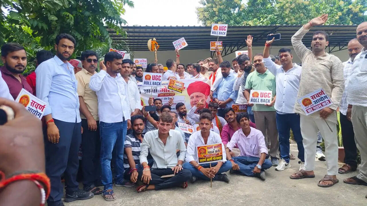 गोरखपुर में सड़कों पर उतरा सवर्ण समाज, ‘यूजीसी वापस लो’ के नारों से गूंजा टाउन हॉल