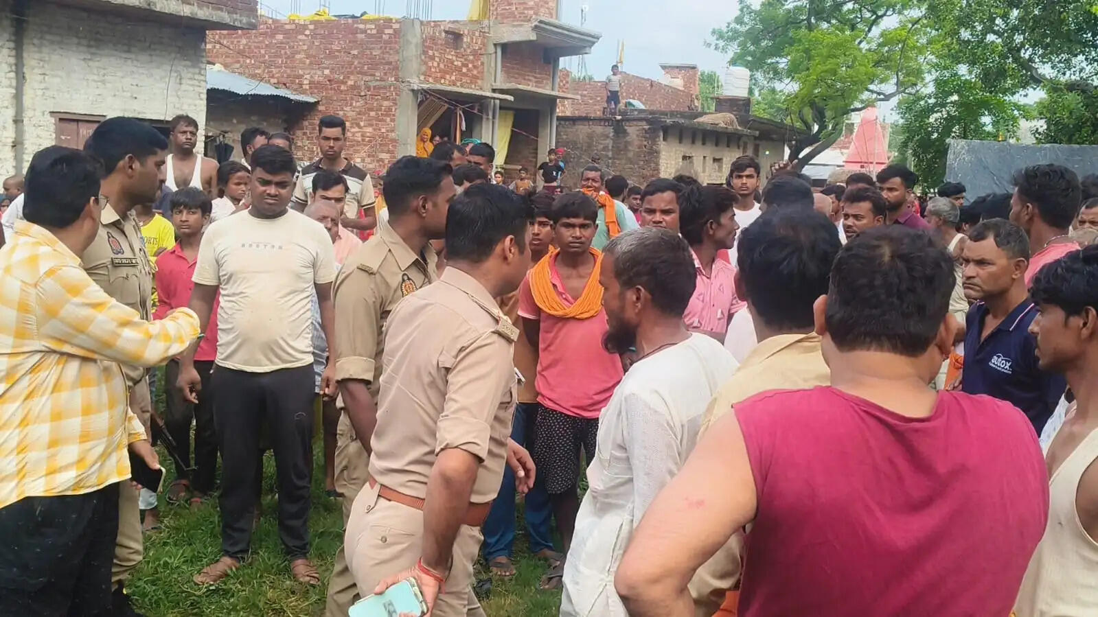 बेटे ने मां की कुल्हाड़ी से काटकर की हत्या