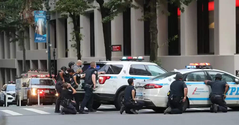 अमेरिका में बंदूकधारी ने पुलिस अधिकारी समेत चार की जान ली, खुद को भी उड़ा लिया