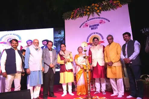 इविवि के बरगद लॉन में सांस्कृतिक संध्या के तहत हुआ कवि सम्मेलन