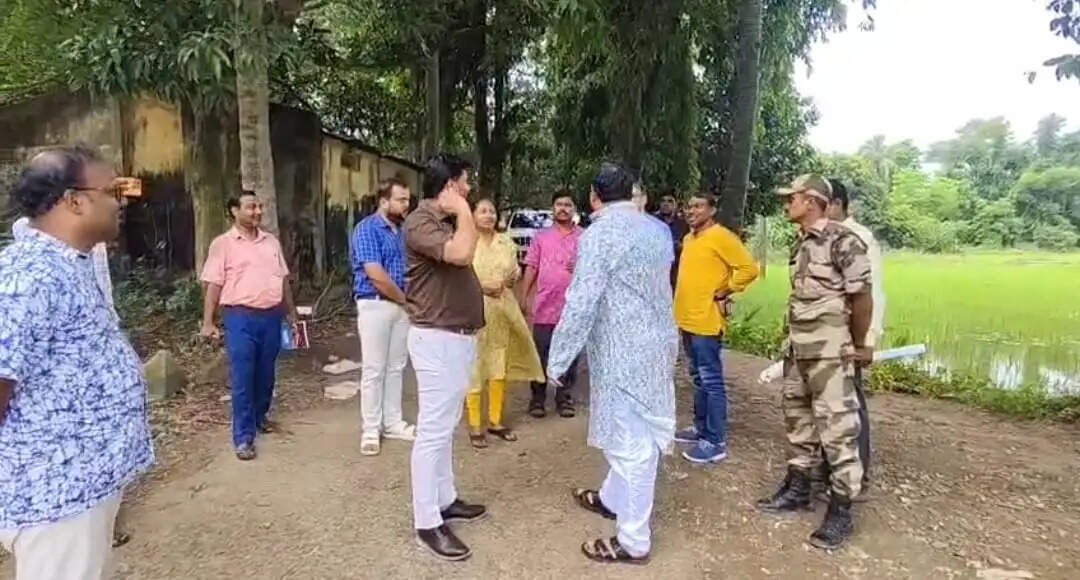 आरामबाग जिला गठन की प्रक्रिया तेज, पुरशुड़ा में संभावित प्रशासनिक ढांचे के लिए स्थलों का निरीक्षण