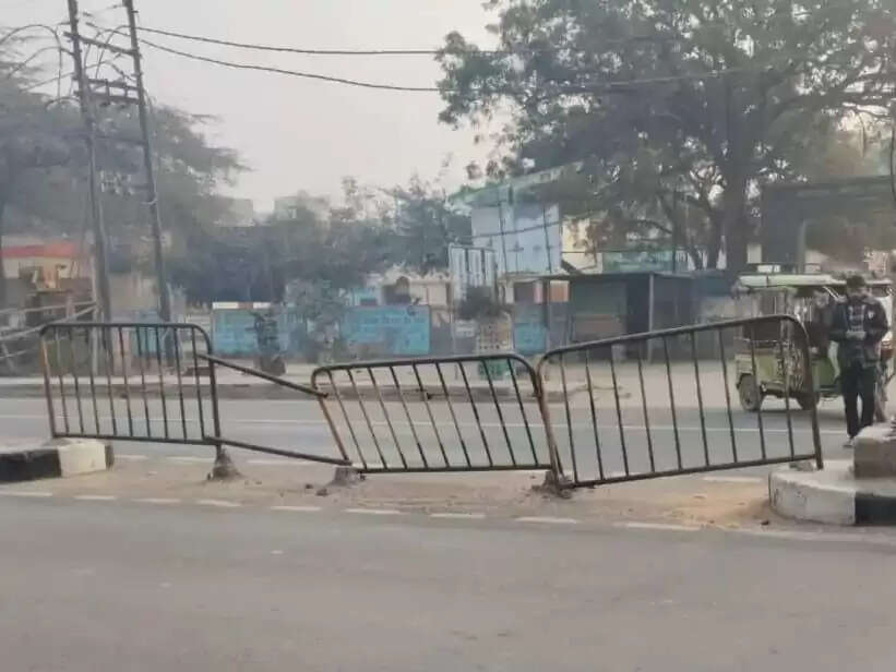 हाथरस में कट बंद करने में लापरवाही हो सकती है जानलेवा, लोगों ने कार्य पर उठाए सवाल