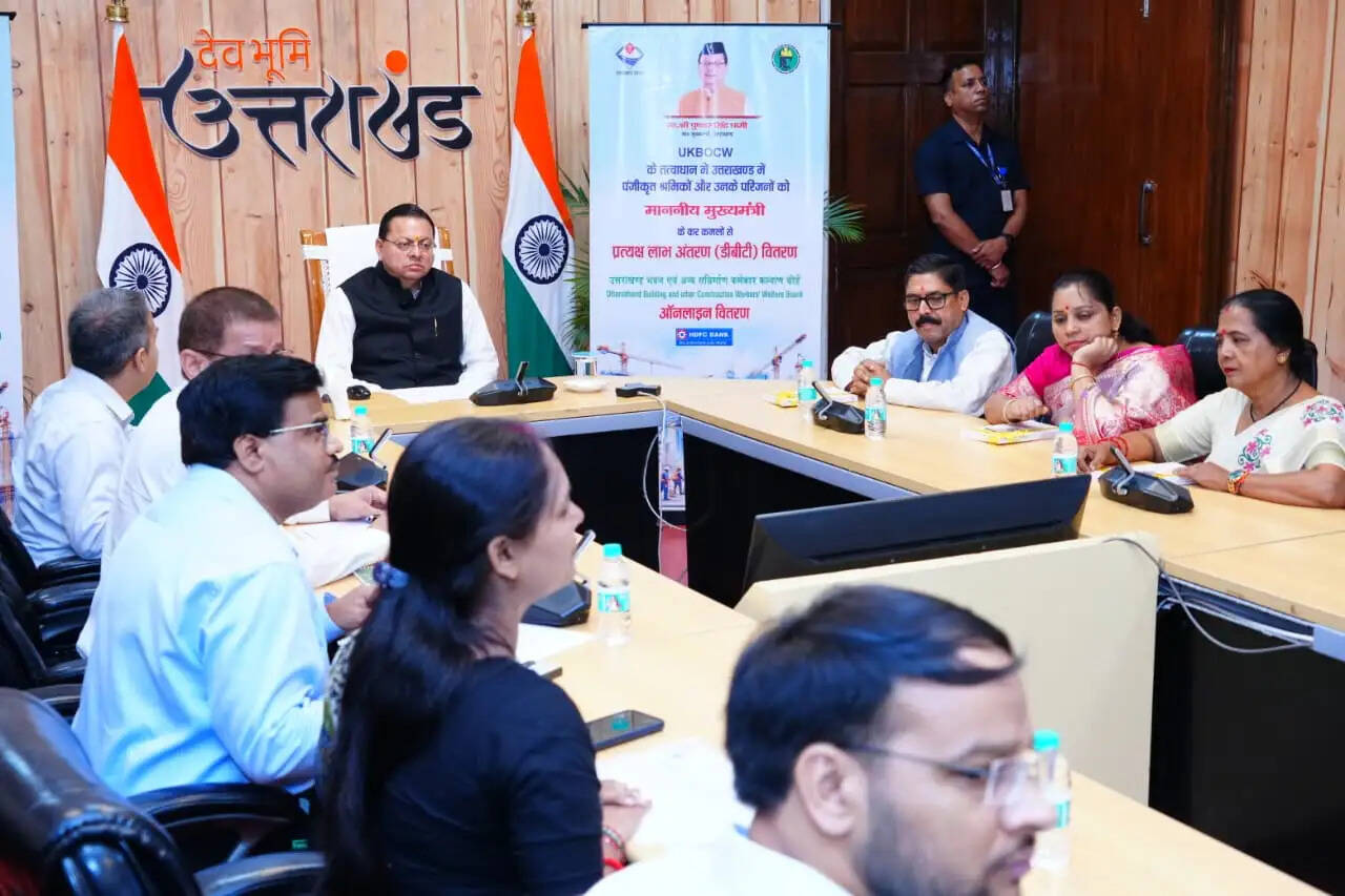 मुख्यमंत्री धामी ने 4,400 श्रमिकों के खातों में ट्रांसफर की 11 करोड़ की धनराशि