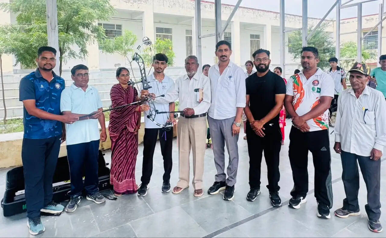सांसद राजकुमार रोत की पहल: प्रतिभावान तीरंदाज विश्वद्वीप रंगोत को मिला अत्याधुनिक रिकर्व धनुष सेट