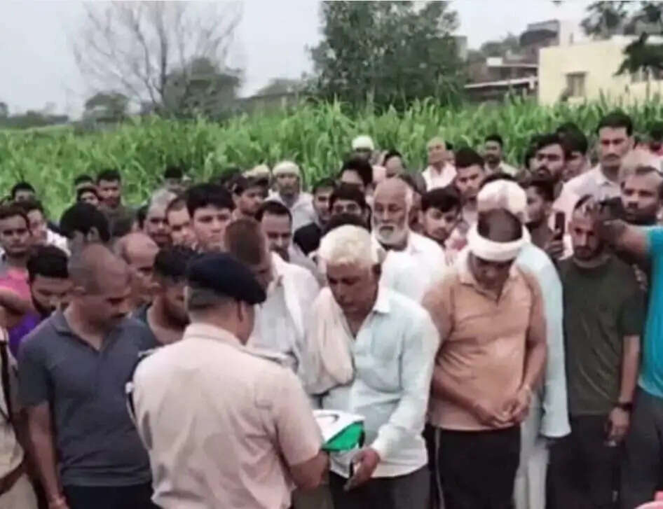 बारिश में फिसला पैर, ट्रेन की चपेट में आए आरपीएफ कांस्टेबल को तिरंगे में दी अंतिम विदाई