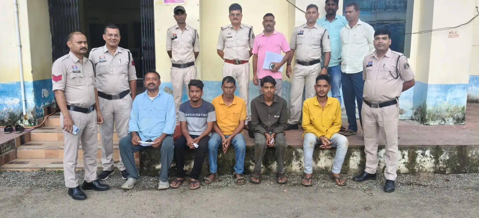 अम्बिकापुर : पुलिस ने आठ भैंसों से लदे दो पिकअप पकड़े, पांच अंतरराज्यीय तस्कर गिरफ्तार