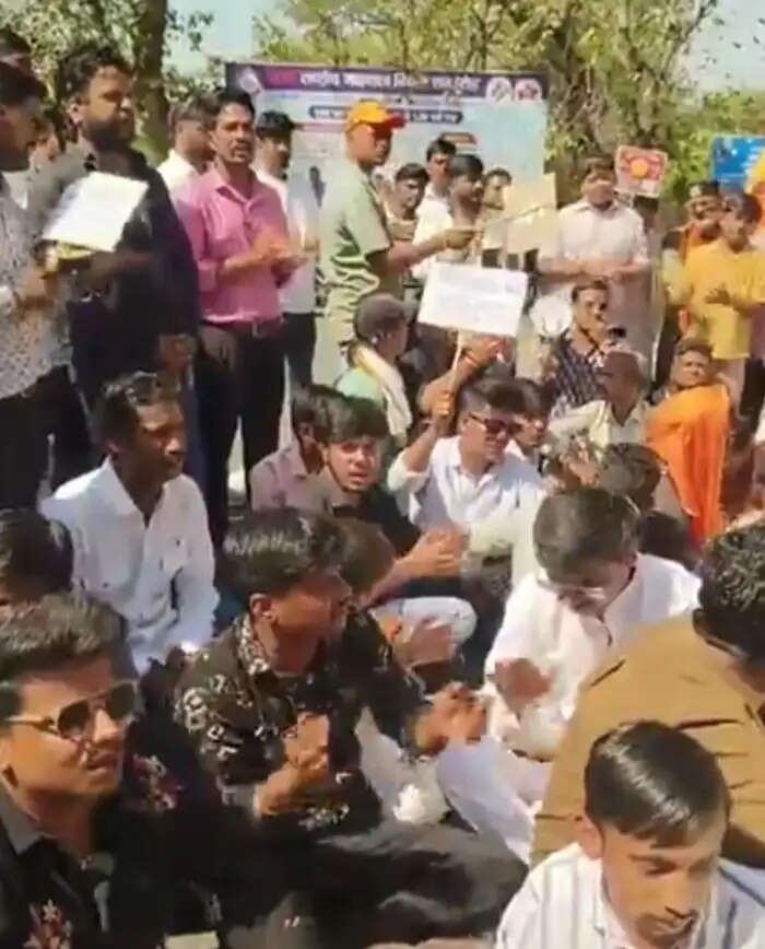 झाबुआ: दंडवत प्रणाम यात्री का ज्ञापन लेने नहीं आईं कलेक्टर; जद्दोजहद के बाद विरोध स्वरूप किया गया हनुमान चालीसा का पाठ