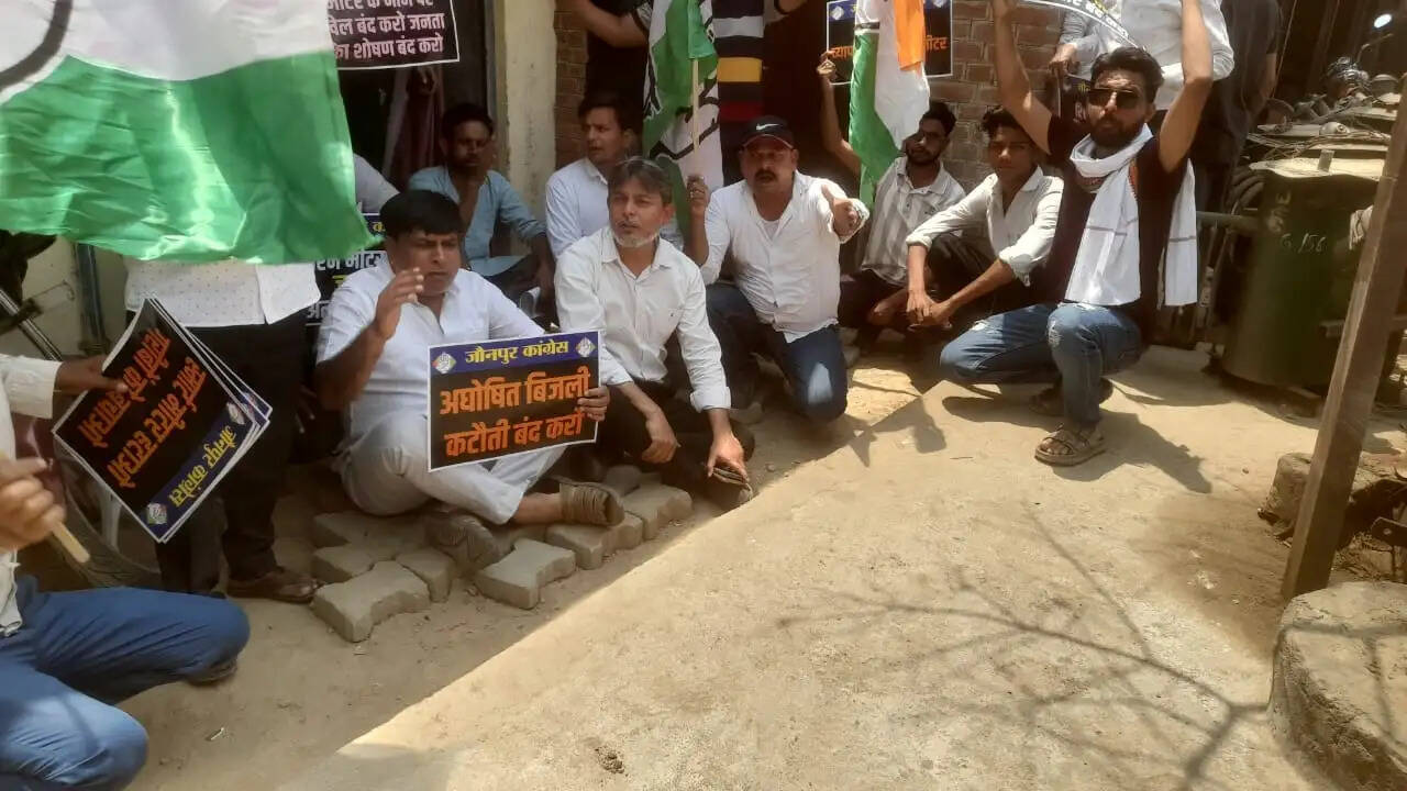 जौनपुर में बिजली कटौती और स्मार्ट मीटर के खिलाफ कांग्रेस का प्रदर्शन