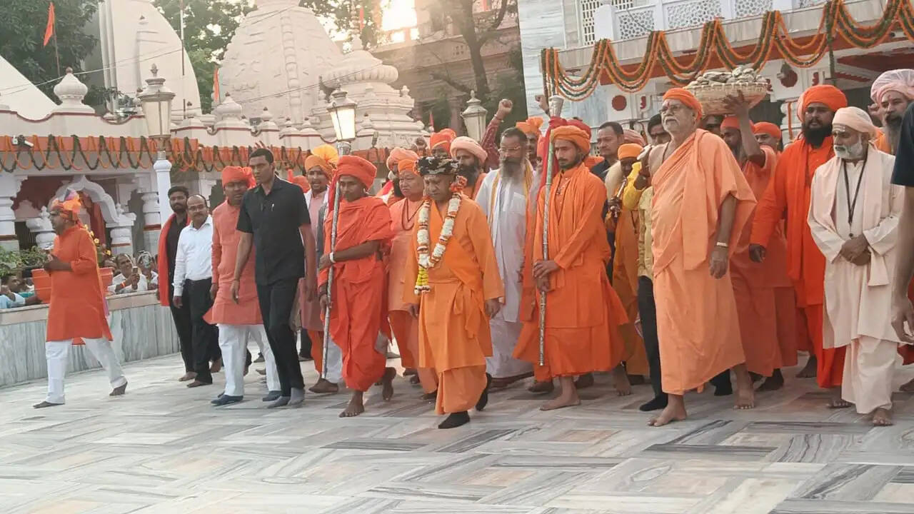 दिव्य आभा के साथ निकली गोरक्षपीठाधीश्वर की विजयादशमी शोभायात्रा