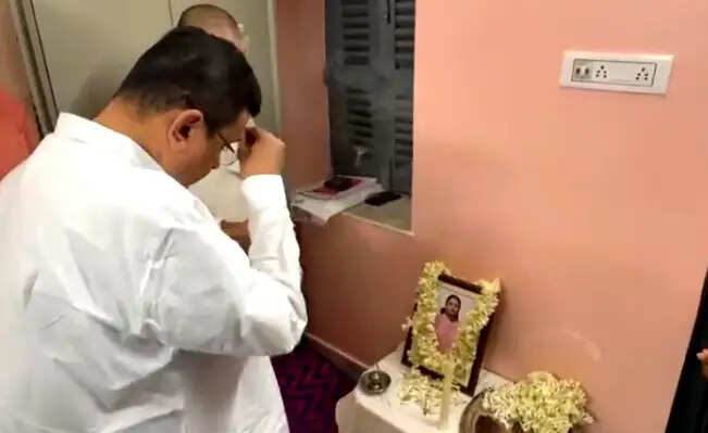 चोरबागान हादसा : मृतका शुभम के परिवार से मिले मुख्यमंत्री शुभेंदु अधिकारी