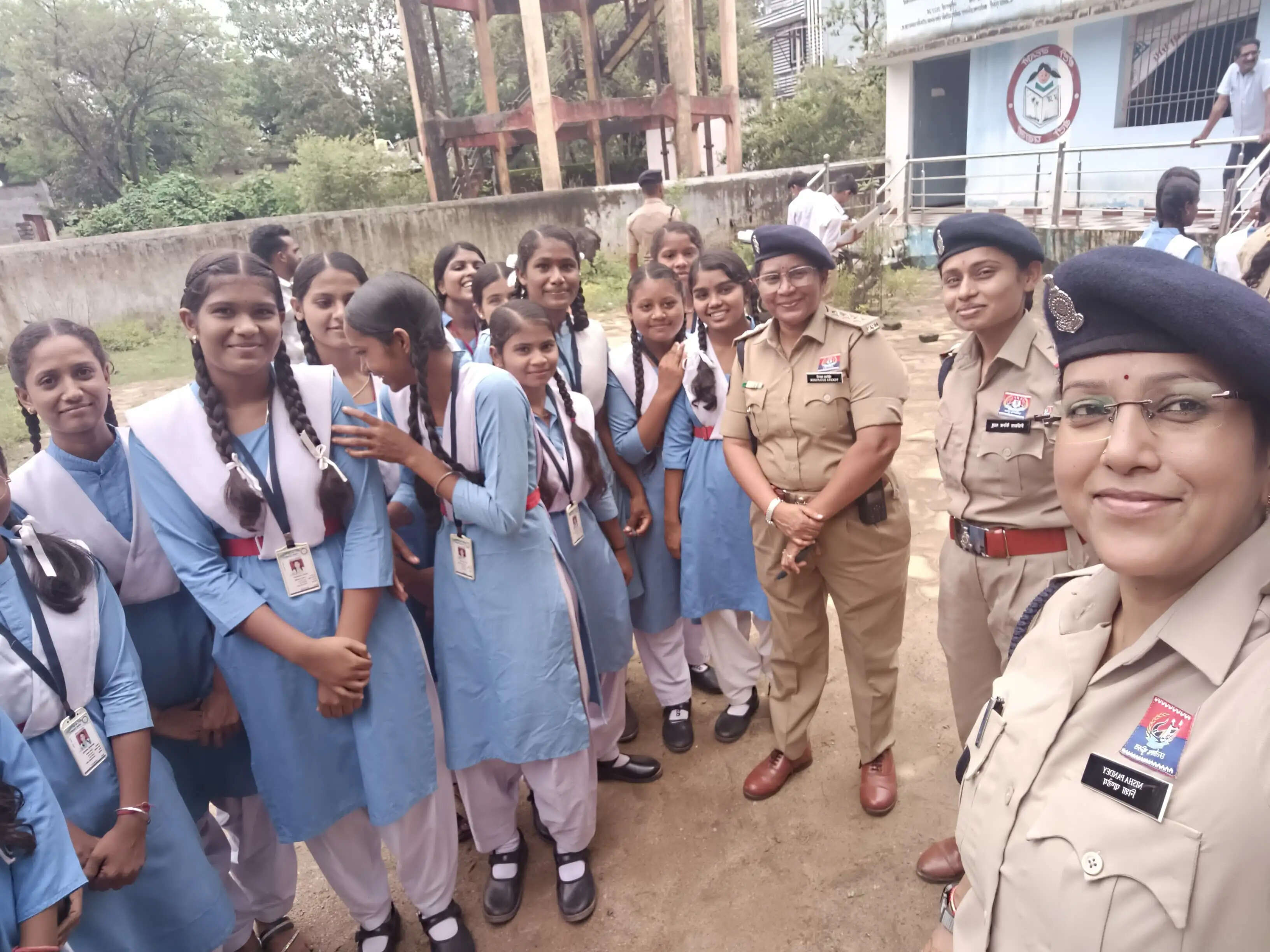 सिवनी हाई स्कूल में चांपा पुलिस का जागरूकता अभियान, छात्रों को दी नए कानून और साइबर सुरक्षा की जानकारी