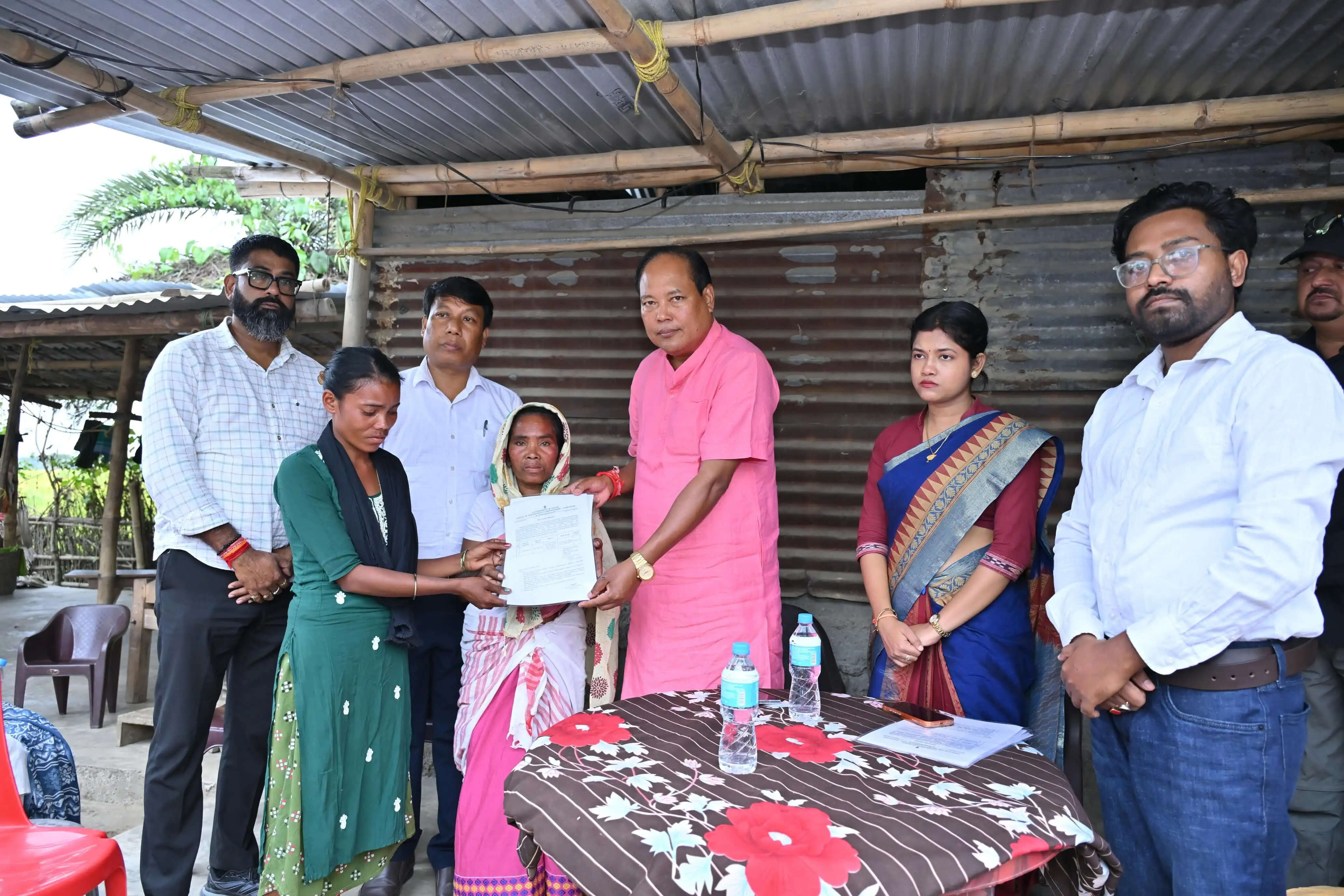 तामुलपुर में हाथियों के हमले में मारे गए लोगों के परिजनों से मिले मंत्री बिश्वजीत दैमारी