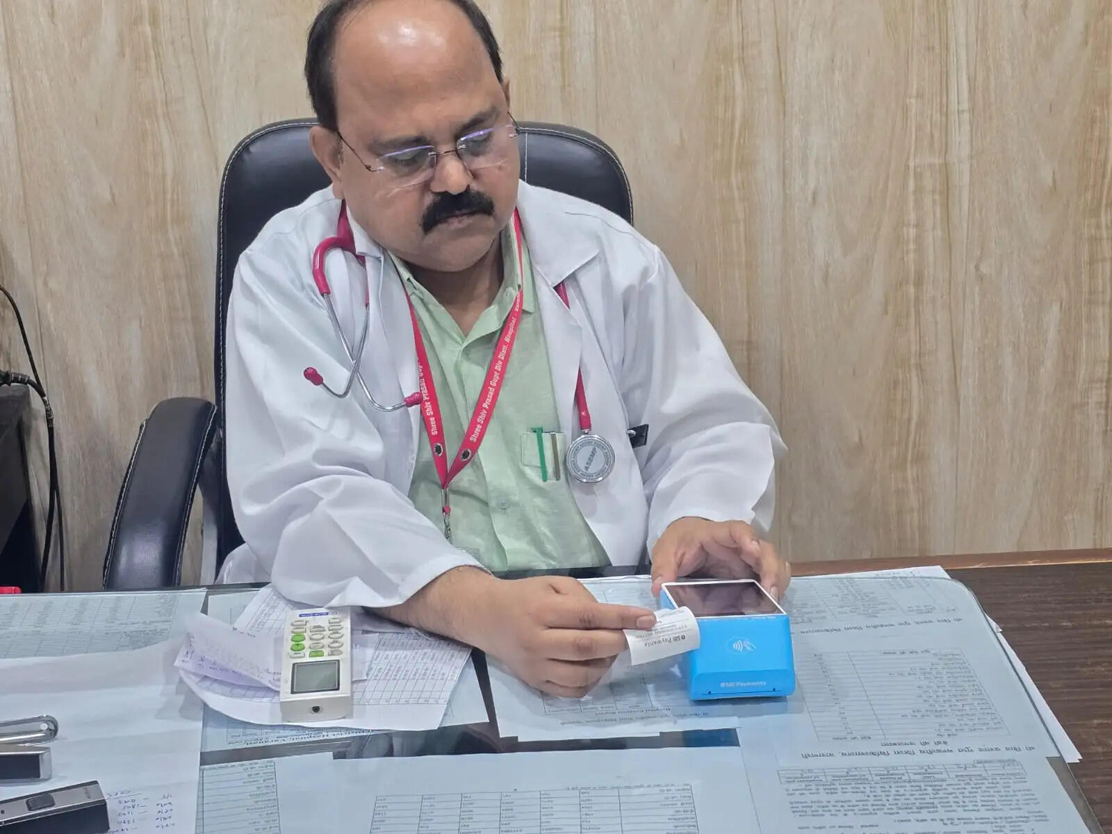 वाराणसी : मंडलीय अस्पताल में मरीजों की सुविधा व कैसलेस भुगतान के लिए लगी पीओएस मशीन