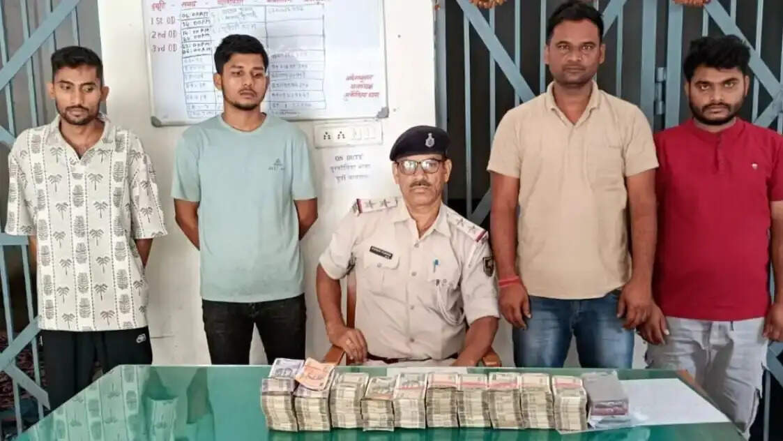 तुरकौलिया में कार के तहखाने से 24.91 लाख बरामद, दो नेपाली समेत चार गिरफ्तार