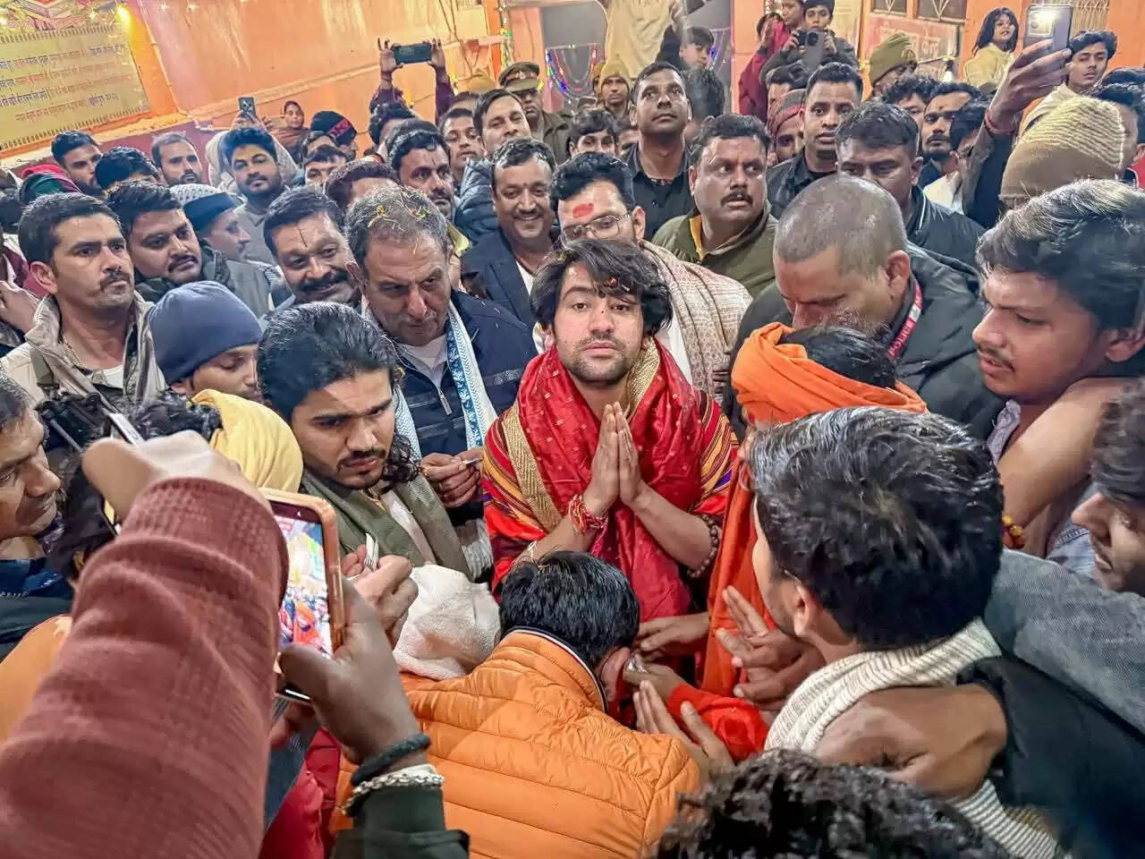 तपोभूमि चित्रकूट पहुंचे बागेश्वर धाम के पीठाधीश्वर धीरेन्द्र कृष्ण शास्त्री ने किया कामदगिरि पर्वत की परिक्रमा