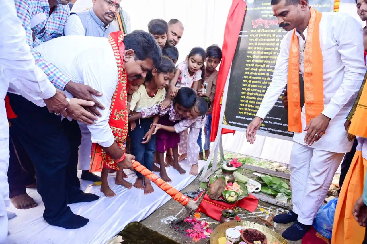 उप मुख्यमंत्री&nbsp;विजय शर्मा ने तीन गांवों में 1.55 करोड़ रुपये के गौरव पथ निर्माण का किया भूमिपूजन