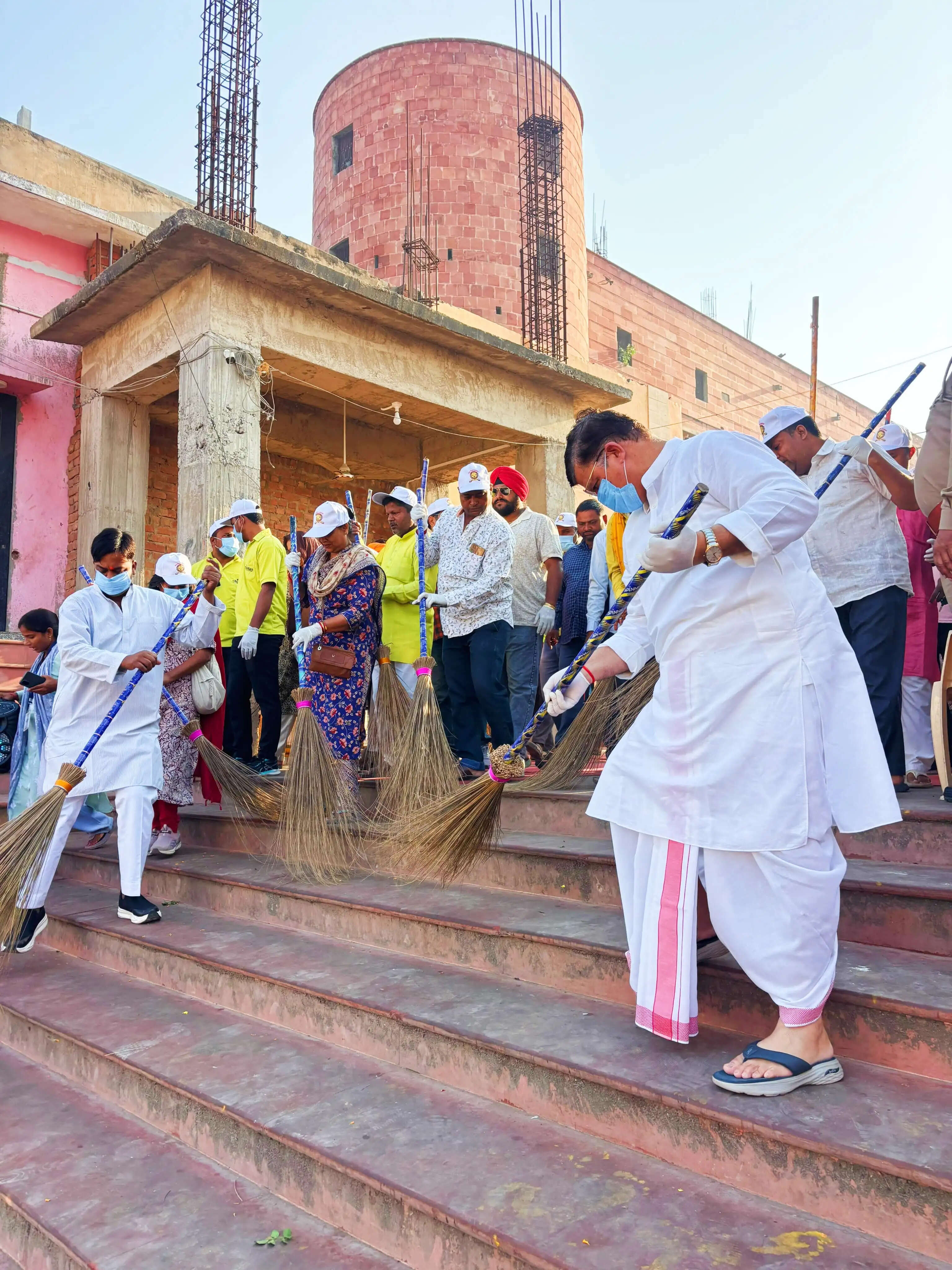 अयाेध्या में हनुमानगढ़ी से शुरू हुआ दीपोत्सव पूर्व स्वच्छता अभियान, महापौर ने उठाई झाड़ू