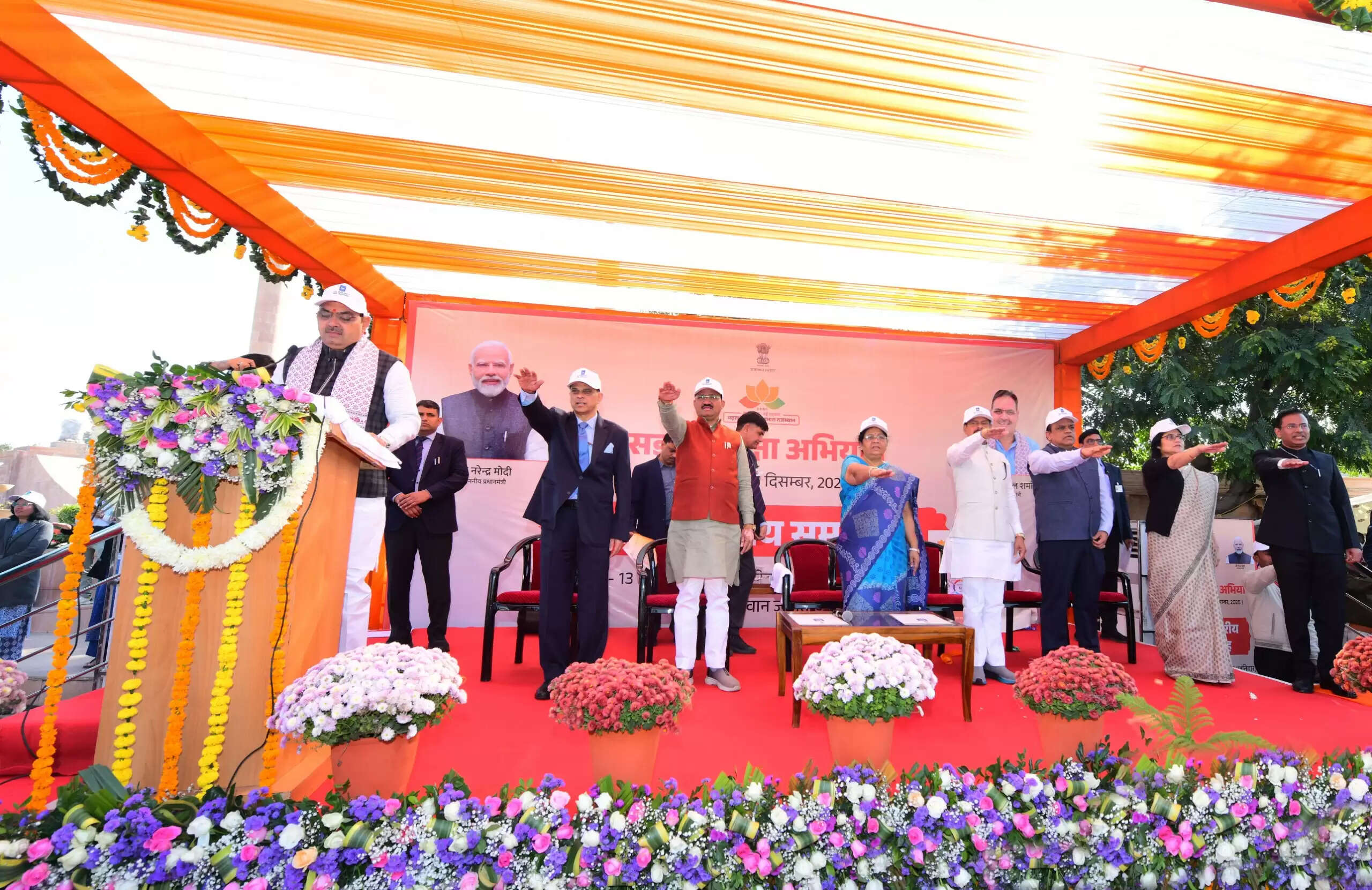 मुख्यमंत्री ने सड़क सुरक्षा जन-जागृति रथों को दिखाई हरी झण्डी