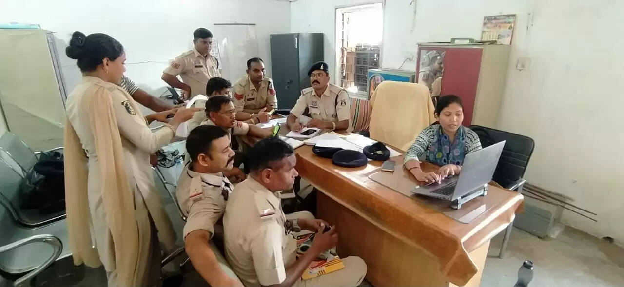 जांजगीर चांपा : थाना में पदस्थ विवेचकों एवं सीसीटीएनएस ऑपरेटरों को दिया जा रहा आईरेड/ई डार का प्रशिक्षण