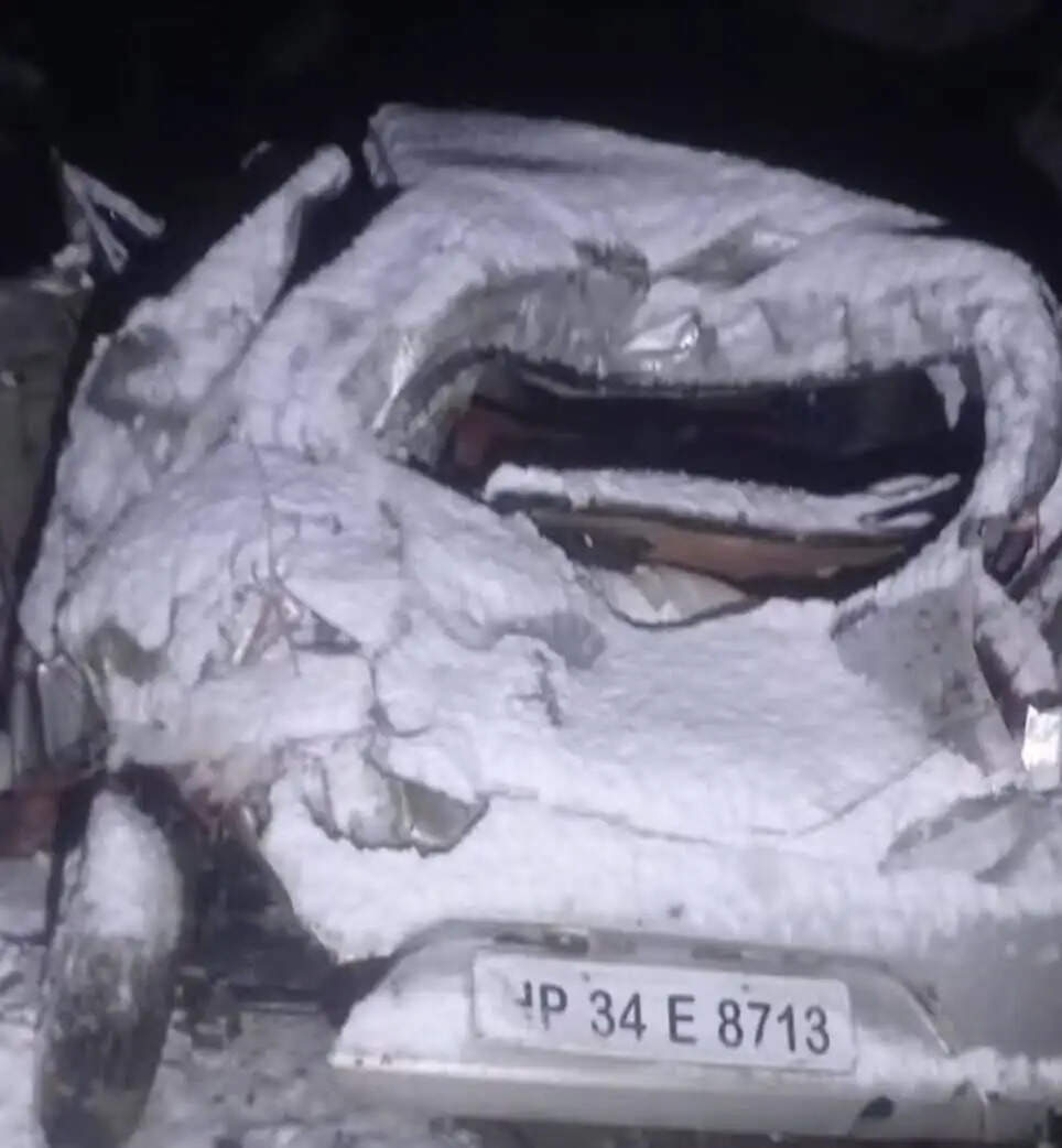 मंडी-सराज के मगरूगला में बर्फीली राह बनी काल: खाई में गिरी कार,कुल्लू के युवक की मौत, पत्नी गंभीर