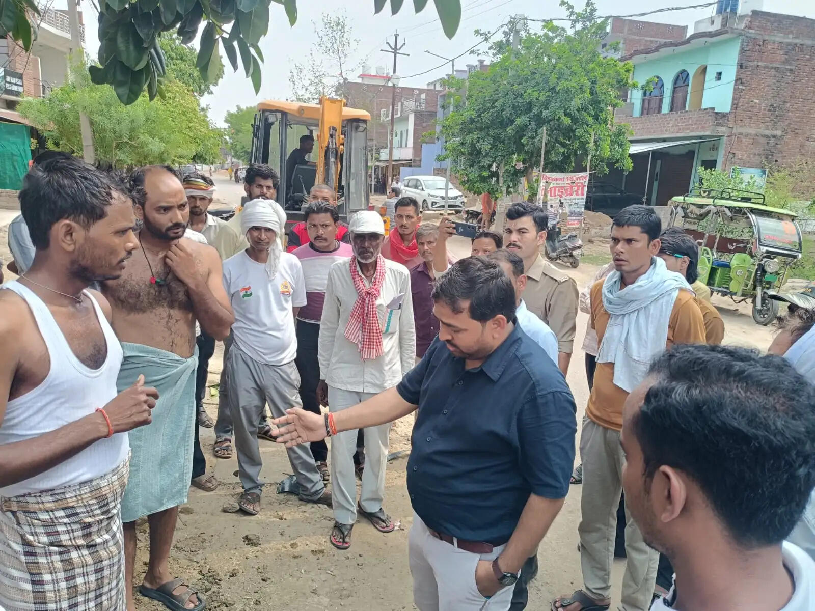 बेरी रोड में अतिक्रमण पर चला प्रशासन का बुलडोजर