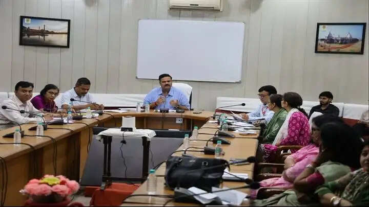 मातृ एवं शिशु स्वास्थ्य को दें सर्वोच्च प्राथमिकता : संभागायुक्त