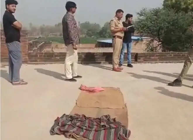 तम्बाकू गोदाम की छत पर सो रहे मजदूर की गिर कर मौत