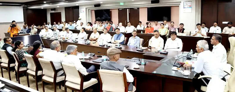 टीम मप्र के रूप में योजनाओं और निर्णयों के क्रियान्वयन में उत्कृष्ट भूमिका निभाएं अधिकारी : मुख्य सचिव बर्णवाल