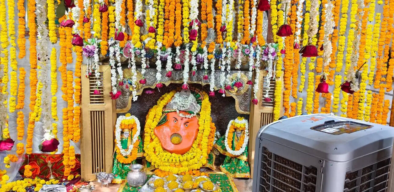 चांदपोल परकोटा गणेश मंदिर में बुध प्रदोष पर सजी भव्य फूल बंगला झांकी
