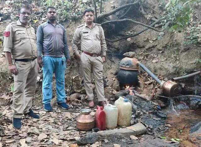 रायगढ़ : छह अलग-अलग प्रकरणों में 305 लीटर से अधिक महुआ शराब और 1050 किलो लाहन जब्त, पांच आरोपित गिरफ्तार