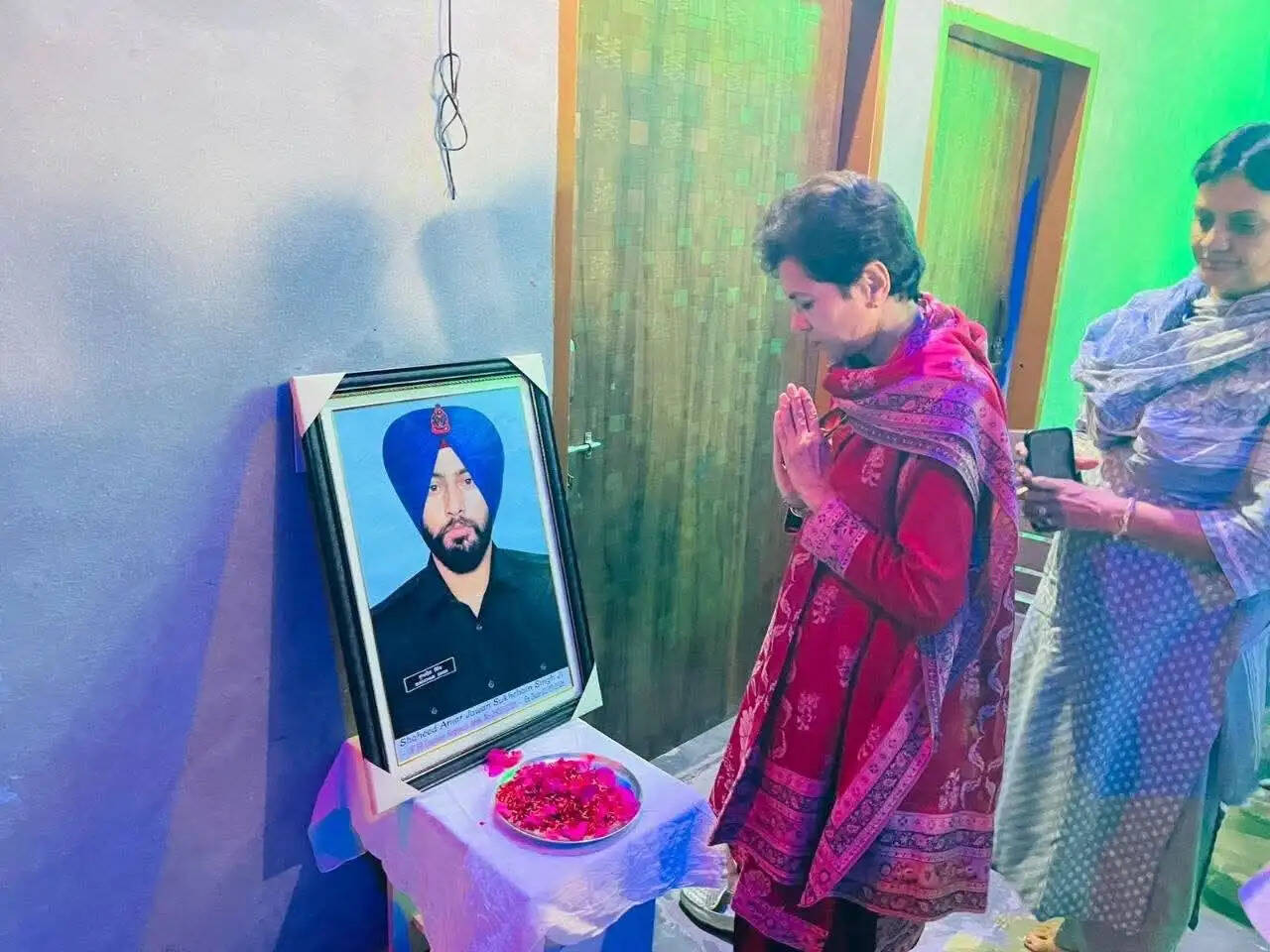 सिरसा: सांसद सैलजा ने शहीद सुखचैन सिंह काे श्रद्धांजलि भेंट की