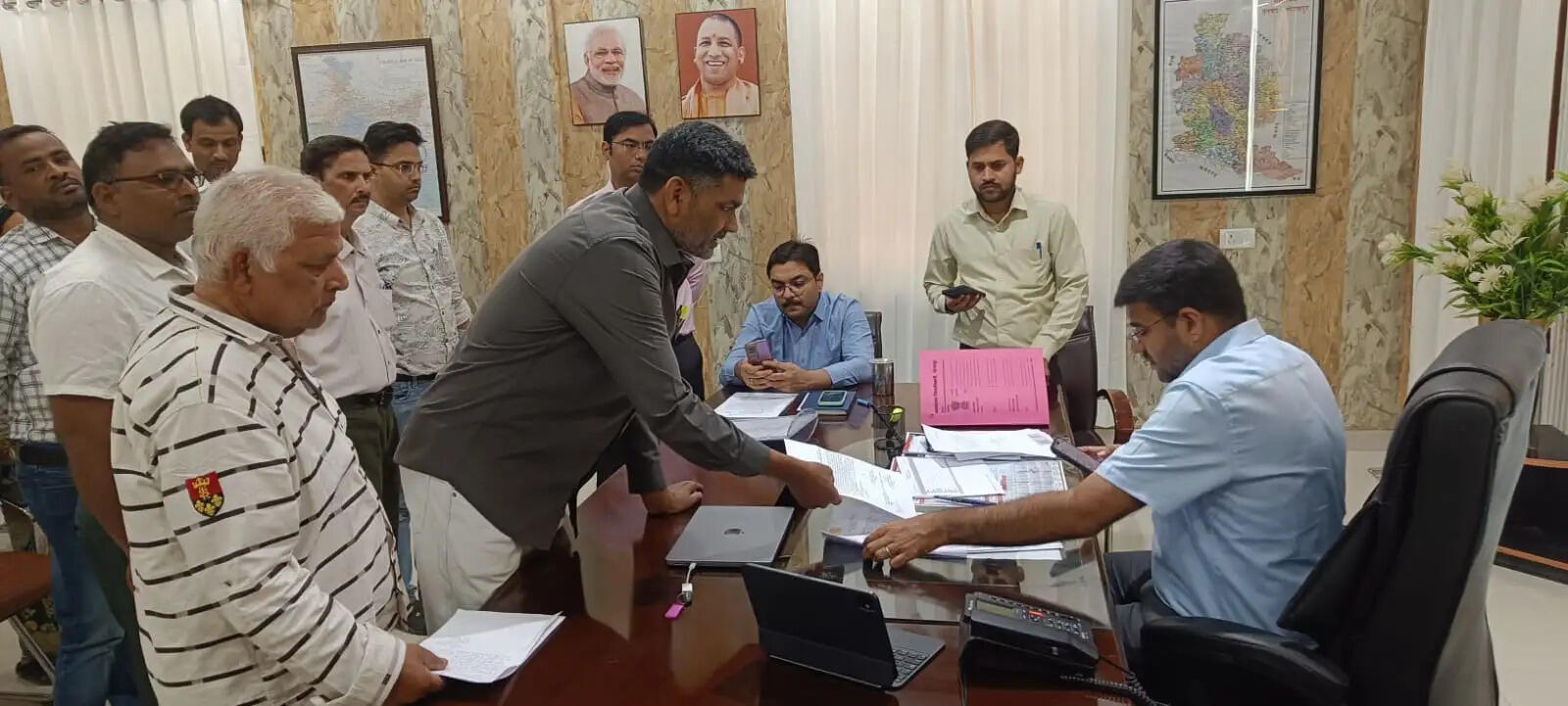 जनहित से जुड़े मामलों में संवेदनशीलता के साथ करें कार्य : जिलाधिकारी